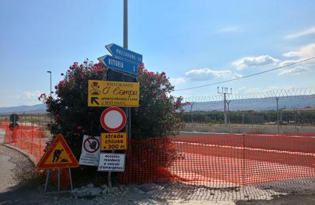 Strada accanto all'aeroporto